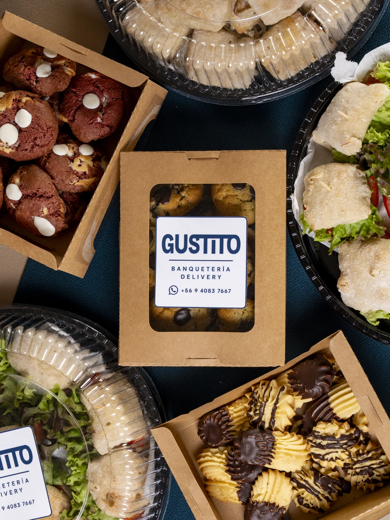 Cajas de delivery de Gustito con dulces, galletas y sándwiches